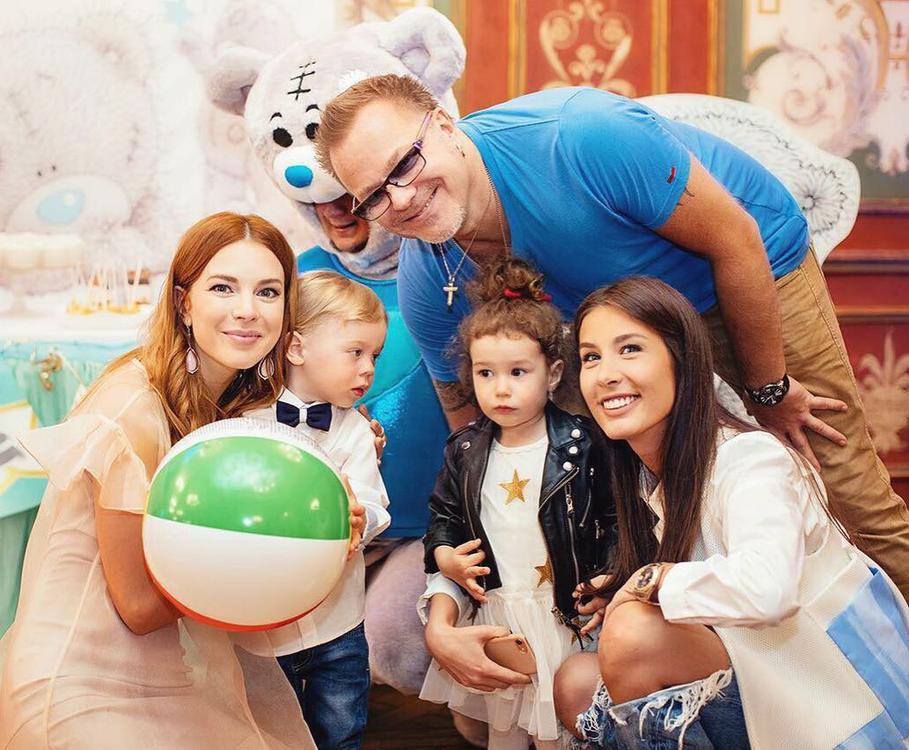 С кем дружат звездные дети?