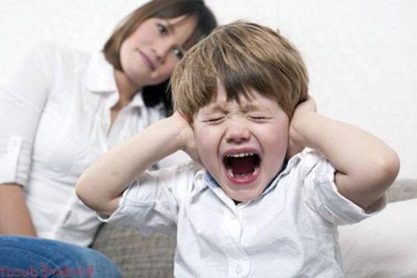 Как вести себя во время истерики ребенка?