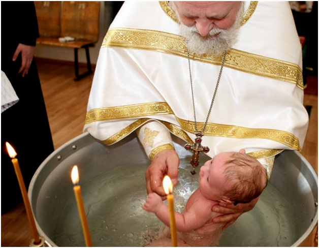 с батюшкой в купели