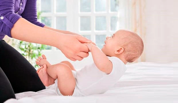 потянуть малыша за ручки