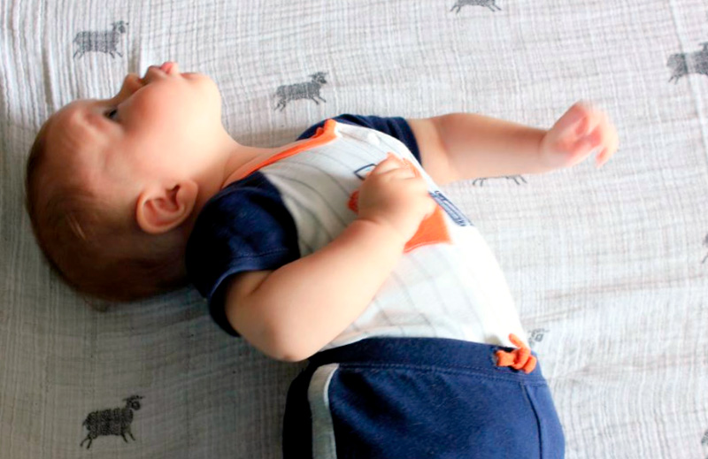 в кроватке выгибается