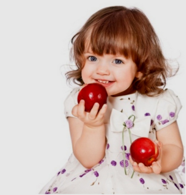 девочка с яблоками
