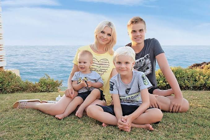 Почему знаменитости воспитывают своих детей в строгости?