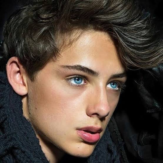 Как выглядит самый красивый мальчик в мире и чем занимается?