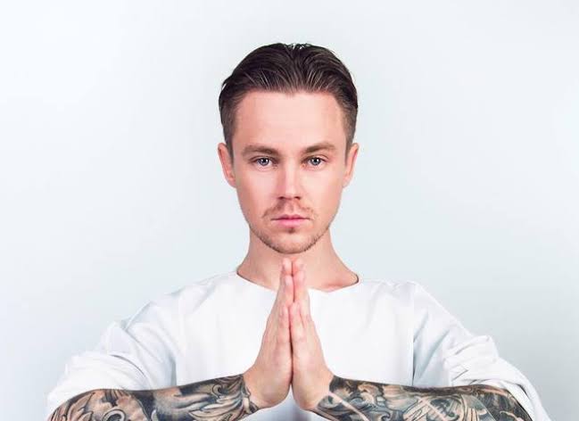 Что просили знаменитости у Деда Мороза в детстве?