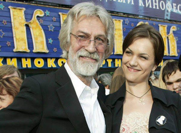 6 знаменитостей, которых воспитали отцы-одиночки