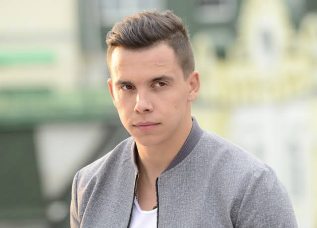 Что просили знаменитости у Деда Мороза в детстве?