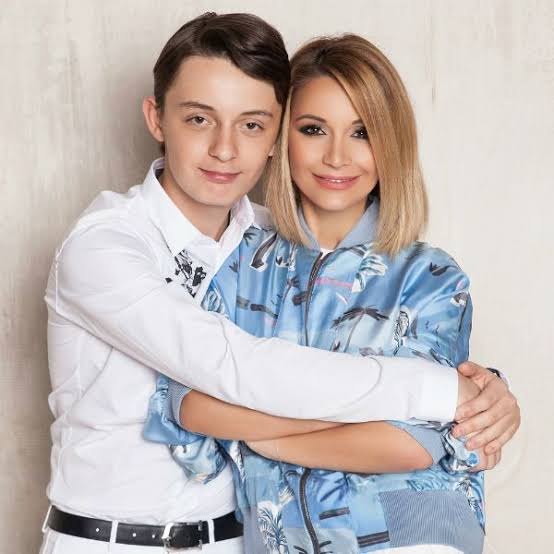 В какие ВУЗы отдают своих детей российские звезды?