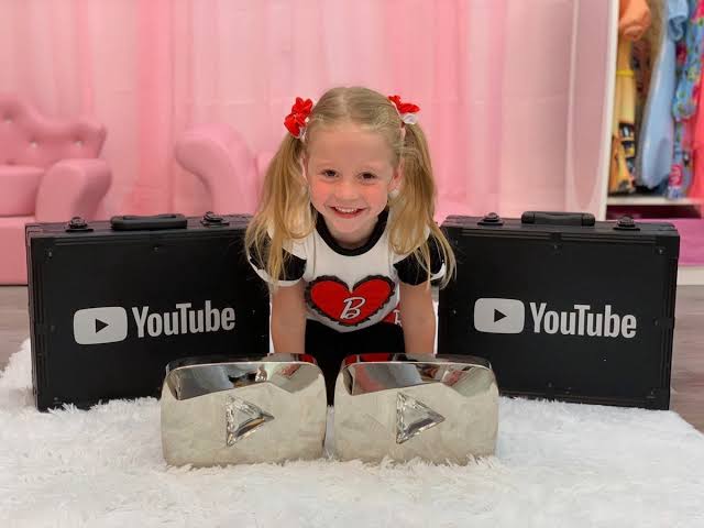 Как 5-летняя девочка из Краснодара зарабатывает по 18 млн $ в год?