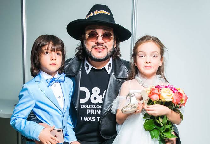 Почему знаменитости воспитывают своих детей в строгости?