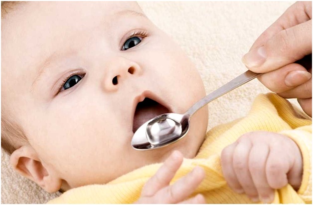 давать с ложечки