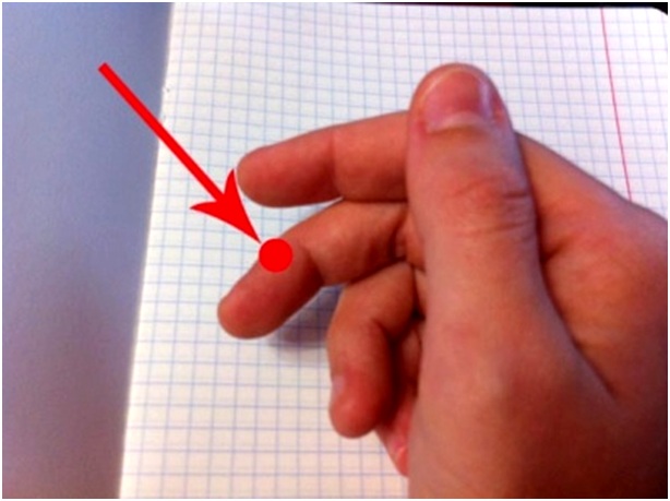 точка на пальце