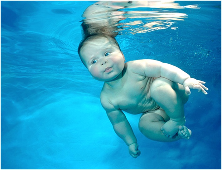 плавать в бассейне