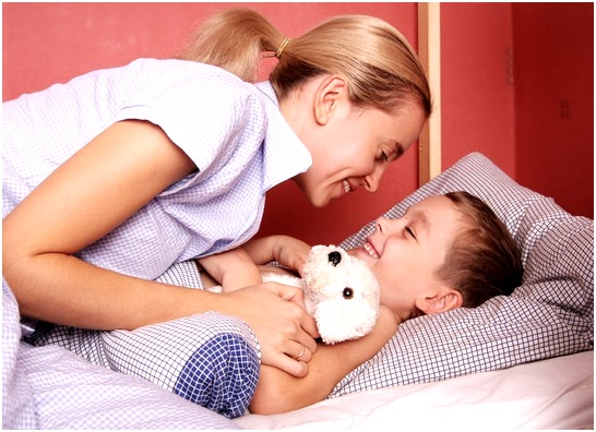 мама укладывает