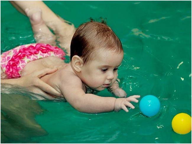 заниматься плаваньем