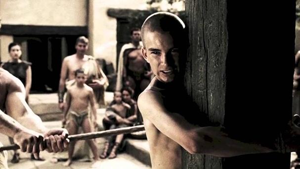 мальчик у столба