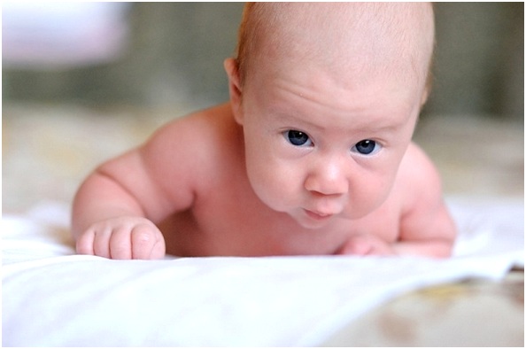 лежа на животе