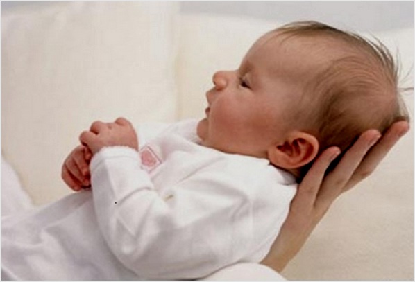 на руках у мамы