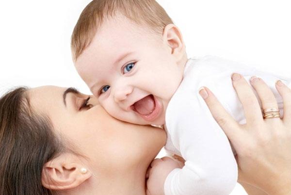 мама целует малыша