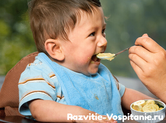 кормить ребенка бананом