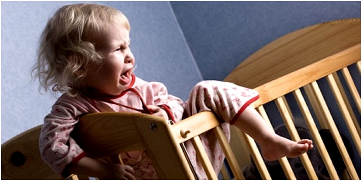 часто плачет