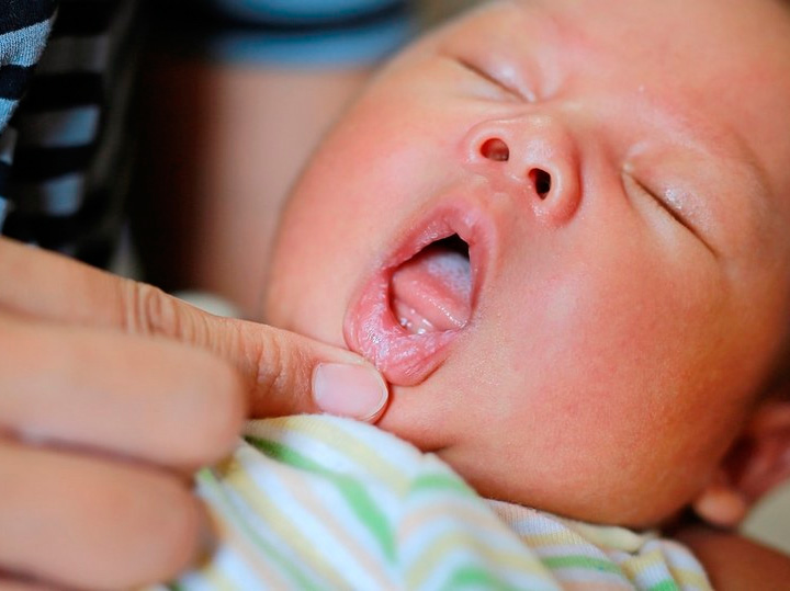 заглянуть в ротик малышу