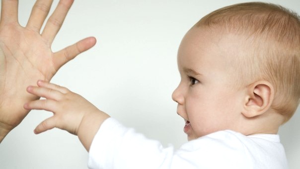 играть со взрослыми