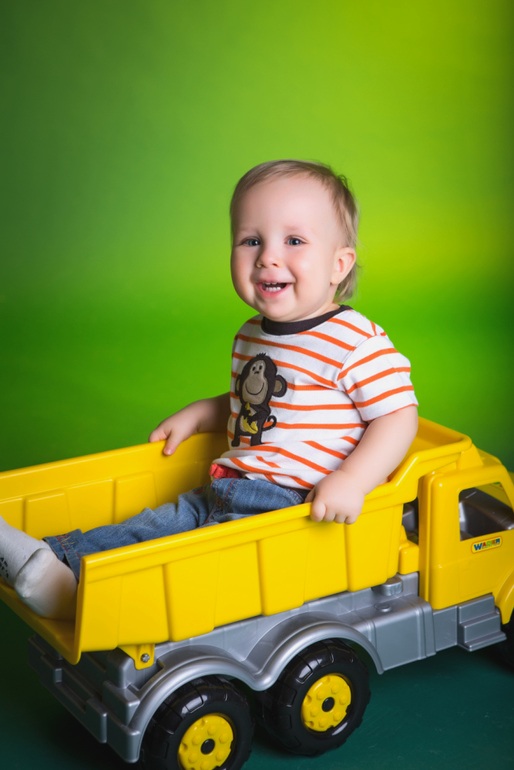 сидит в машинке