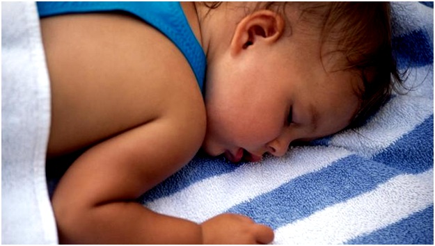 спит на животе