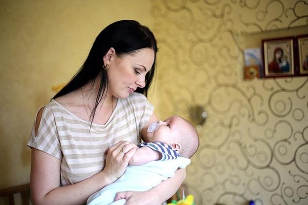 малыш на руках у мамы