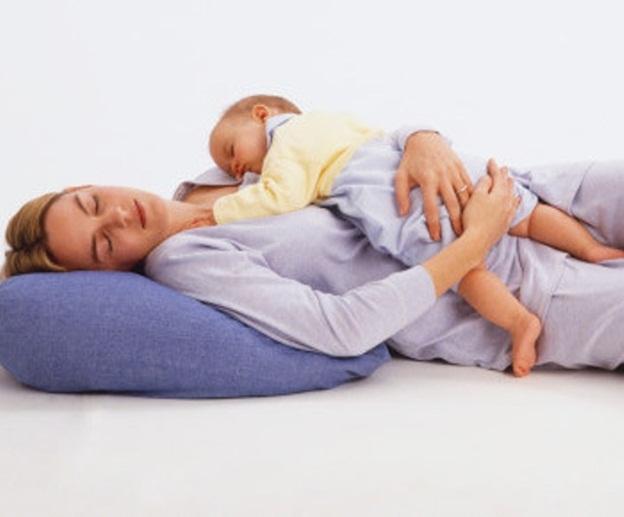 малыш и мама спят