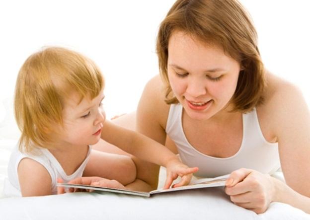 мама и сын читают книгу