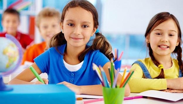 девочка за партой