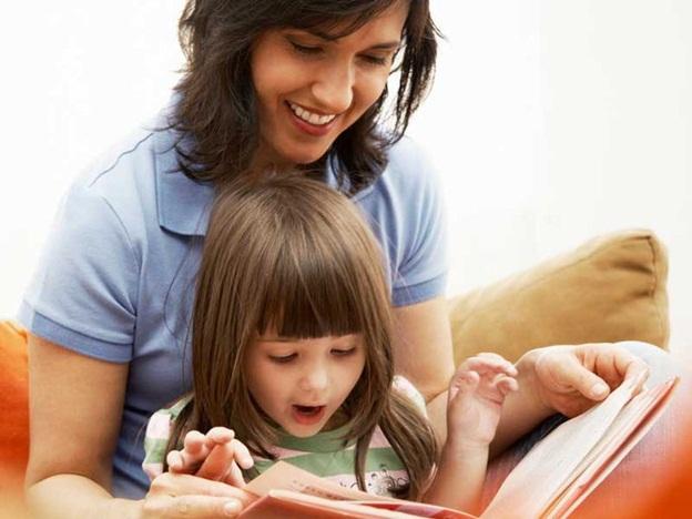 мама и дочка за чтением книг