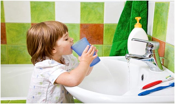 rebenka_poloskat_gorlo-03