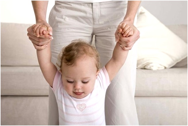 помогать малышу