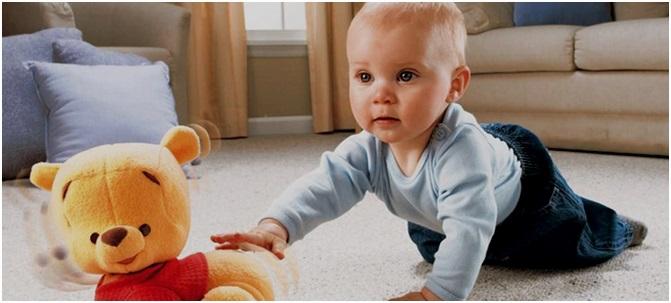 тянуться за игрушкой