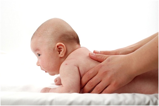 выкладывать на живот