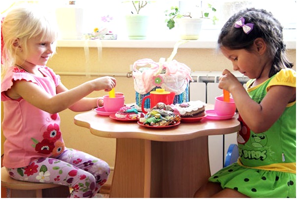 играть с подружкой