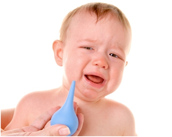 убирать спринцовкой