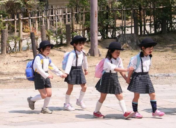 дети идут в школу