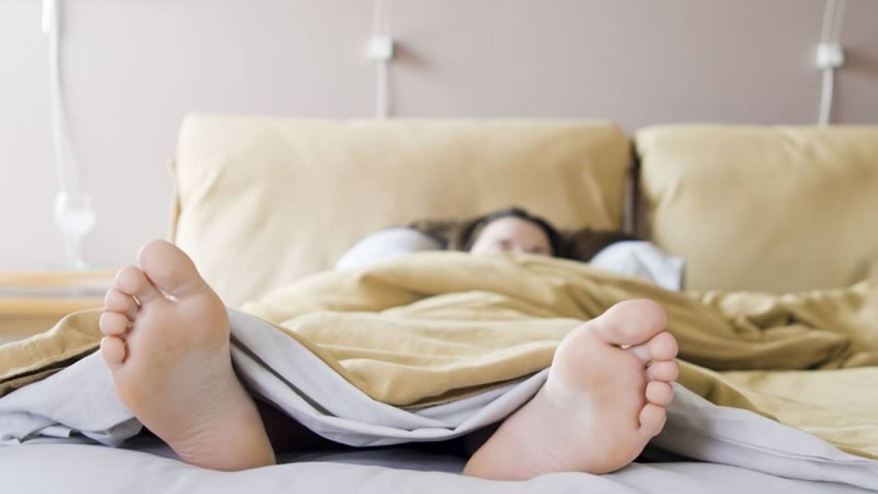 Сон ногами в дверь - фото