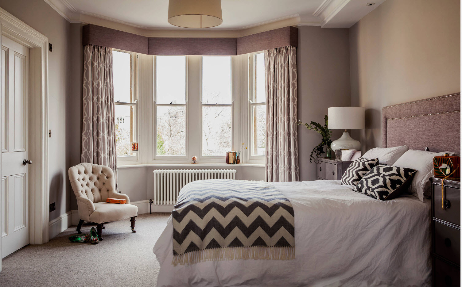 Неудачное расположение кровати - фото