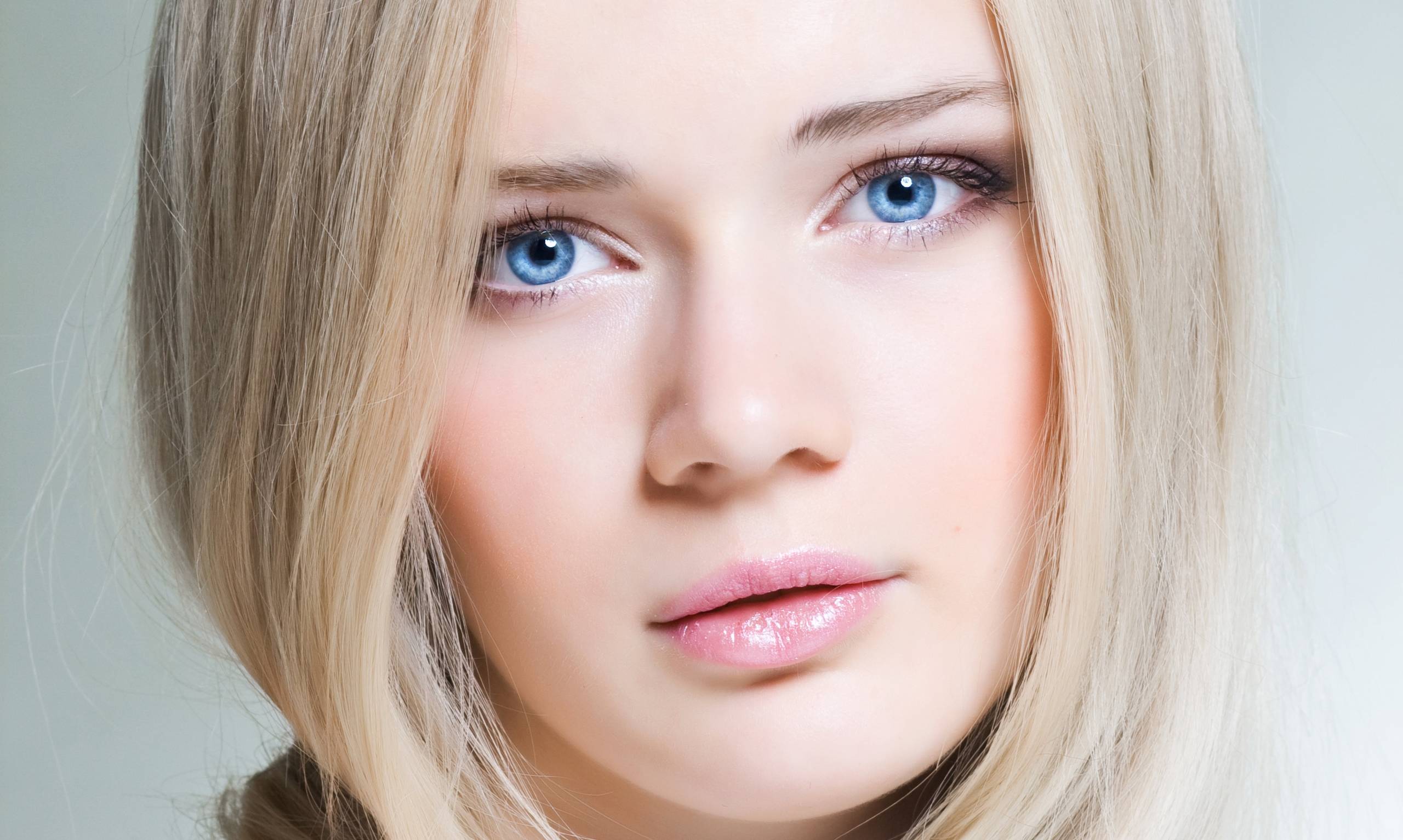 лицо-прекрасной-голубоглазой-блондинки