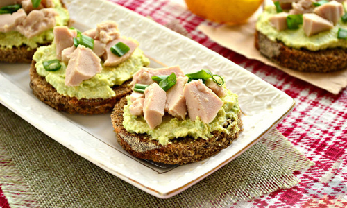 Бутерброды с печенью трески и авокадо Бутерброды с печенью трески и авокадо